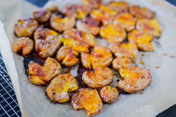 Schnelle feierabendküche: quetschkartoffeln aus dem ofen