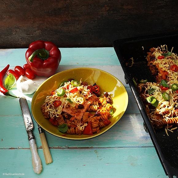 Würziger mexikanischer auflauf mit paprika, tomaten, roten bohnen und peperoni