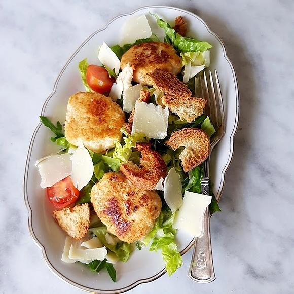 Hähnchenfrikadellen mit mediterranem Salat