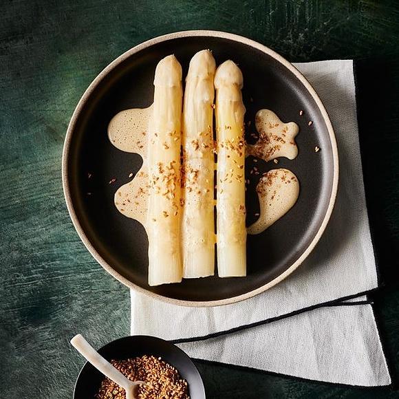 Lauwarmes Spargel mit Miso-Dressing
