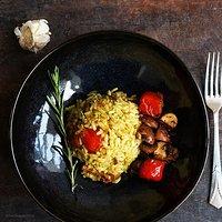 Risotto apollonia mit rosmarin, pilzen, tomaten und einer leichten weißweinnote