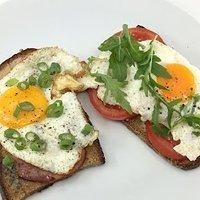 Spiegelei-Brot in zwei Varianten