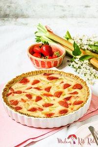 Dinkelvollkorn-tarte mit rhabarberpudding, crème fraîche und erdbeeren