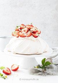 Erdbeer-pavlova mit tonkabohne – ein himmlisches törtchen