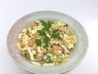 Eiersalat mit geräuchertem Lachs
