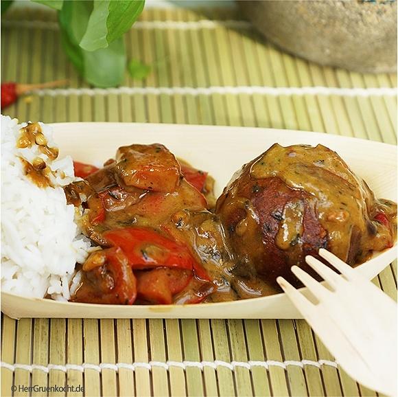 Lentil banana balls mit scharfem erdnuss-paprika-sauce und reis