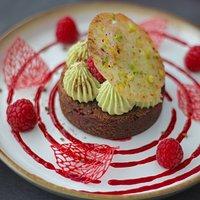 Himbeer-tonkabohne-brownie-törtchen, pistazienmousse, himbeersoße & pistazienknuspertaler