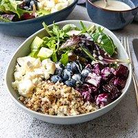 Quinoa-bowl mit blaubeeren und rote bete