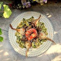Saison auf dem balkon: dicke bohnen und mairitterlinge in miso mit artischocken und rotgarnelen