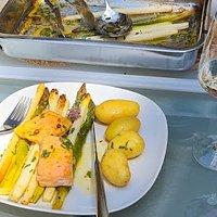 Ofenspargel mit Lachs und Zitrusbutter