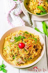 Einfacher möhrensalat mit radieschen und rucola