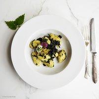 Gnocchi mit basilikum und in butter gerösteten brennesselblättern