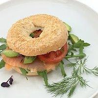 Lachs-Avocado-Bagel mit Dill-Frischkäse