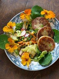 Salat-plus mit kouign - bretonische kartoffel-käse-plätzchen