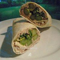 Wraps mit thunfisch, spargel und rauke