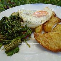 Wedges mit grünem Spargel und Spiegelei