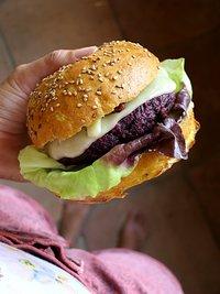 Luftige, briochige Sonnen-Buns mit dunkelroten Gemüse-Patties