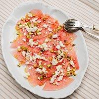 Rezept von skye mcalpine: melonencarpaccio mit feta & pistazien