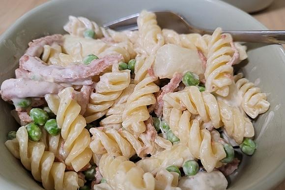 Nudeln mit spargel, erbsen und speck