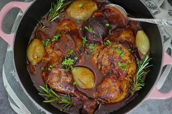 Coq au vin – feines hähnchen in rotwein geschmort mit perlzwiebeln und kartoffelpüree