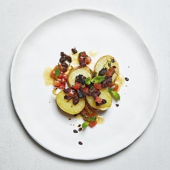 Backkartoffel mit Melonenkompott und Blutwurst