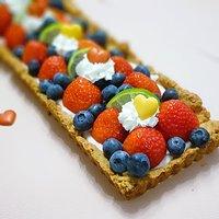 Kleine Erdbeertarte mit Heidelbeeren