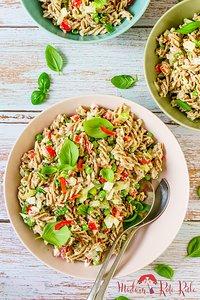 Bunter Nudelsalat mit Cashew-Sauerrahm-Dressing