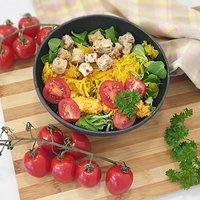 Poke bowl mit kraut und tofu und kurkumadressing