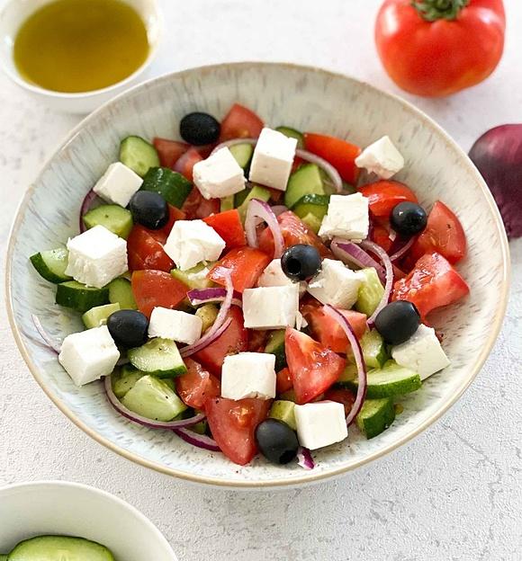 Griechischer salat mit feta und oliven