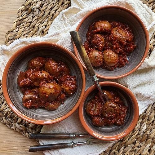 Champignons in Tomaten-Knoblauch-Sugo