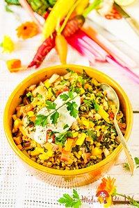 Mangold-Möhren-Pfanne mit Gerste und Joghurt-Dip