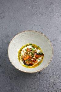 Gegrillte aprikose, burrata, pinienkerne
