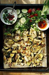 Plat du jour mit ofengemüse – kohlrabi, zucchini, fenchel, einer sesam-joghurt und salat
