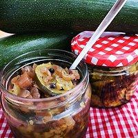 Zucchini in leckerem mediterranen Sud