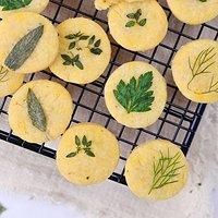 Salzgebäck: herzhafte kräuter käse kekse