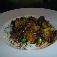 Rindfleisch-, brokkoli- und edamame-pfanne (beef and broccoli stir fry with edamame)