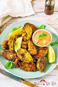 Griechische zucchini-bratlinge mit oliven aus dem backofen zu tomatendip