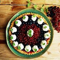 Beerentarte mit mürbeteigboden, johannisbeeren, blaubeeren, vanille-mascarpone-sahne und minzblättern