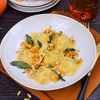 Vegetarische ravioli mit kürbis und kräutern