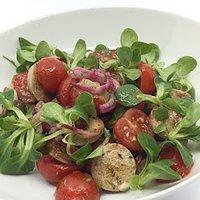 Weißwurstsalat mit Radieschen und Feldsalat