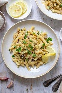Pasta mit sardinen, kapern & brotkrümel