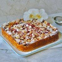 Ricotta cheesecake mit gebackenem rhabarber und himbeeren