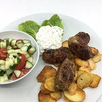 Lammköfte mit Feta-Schnittlauch-Dip und Kartoffelchips