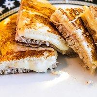 Schinken-käse gefüllter pfannkuchen – und ein hong kong frühstück – ham and cheese stuffed pancake – and a hong kong breakfast!