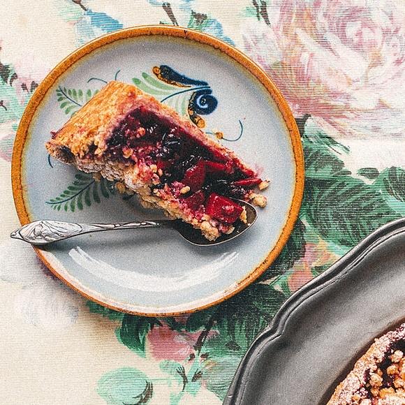 Apfel-Hafer-Kuchen mit schwarzen Johannisbeeren