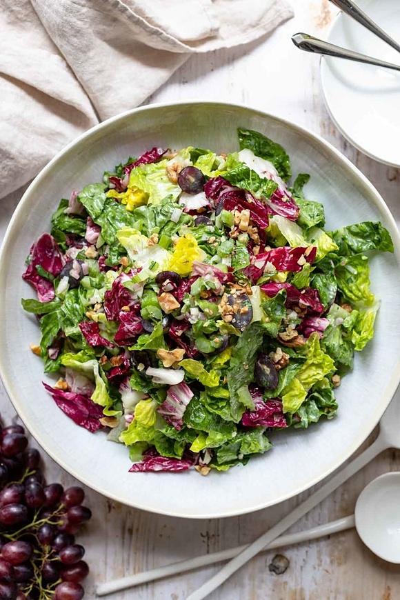 Salat mit Weintrauben und Roquefort-Dressing