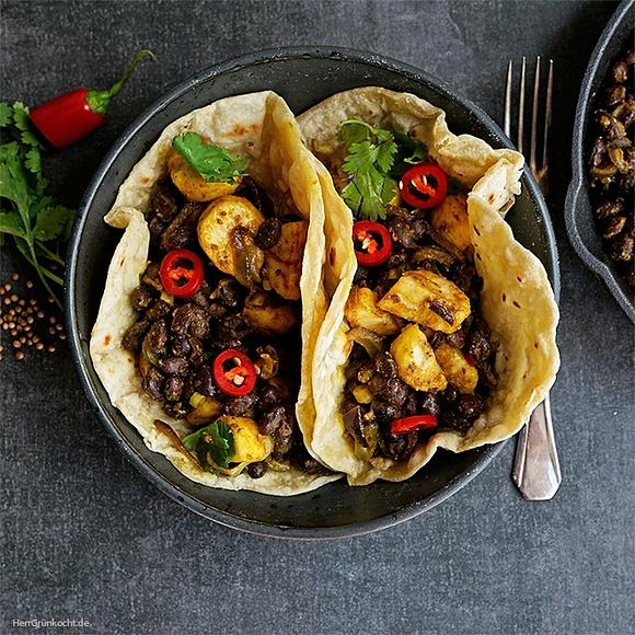 Tortillas mit schwarzen Bohnen und Currybananen