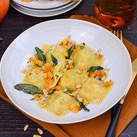 Vegetarische ravioli mit kürbis und kräutern