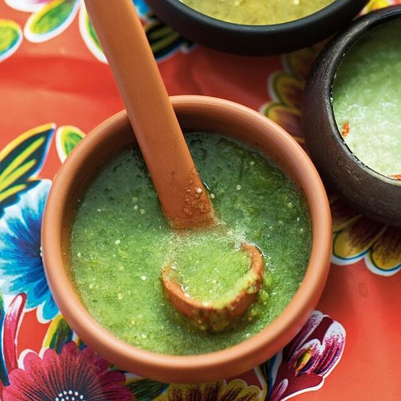 Mexikanische salsa verde cruda mit tomatillos und koriander