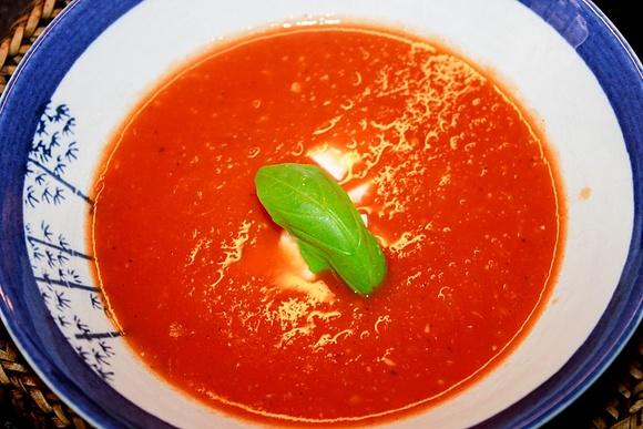 Tomatensuppe mit Mozzarella